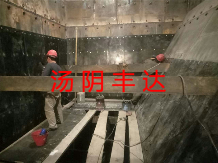 落煤鬥安裝超（chāo）高分子聚乙烯襯（chèn）板施工現場